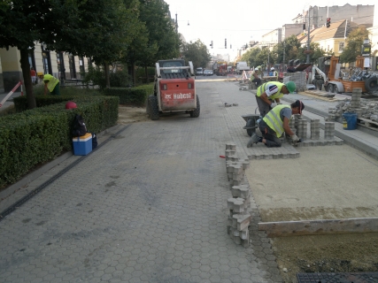 Debrecen - 2-es villamos építéséhez kapcsolódó burkolat helyreállítási munkálatok